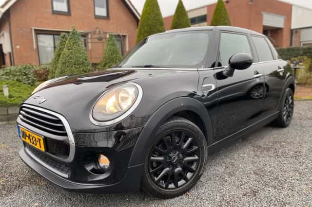 MINI Cooper (2017) thumbnail 1