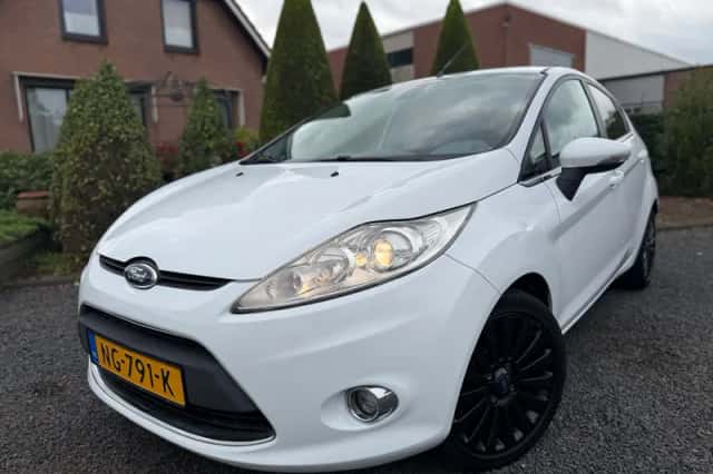 Ford Fiesta (2010) thumbnail 2