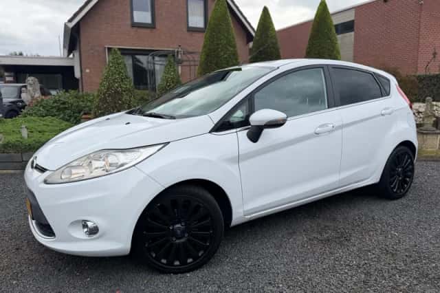 Ford Fiesta (2010) thumbnail 3
