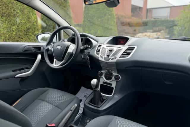 Ford Fiesta (2010) thumbnail 4