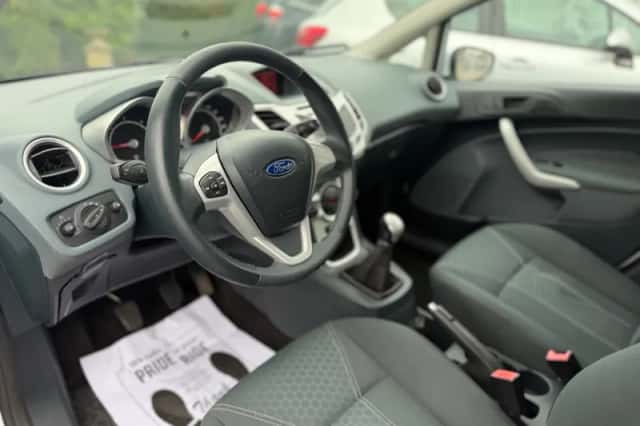 Ford Fiesta (2010) thumbnail 5