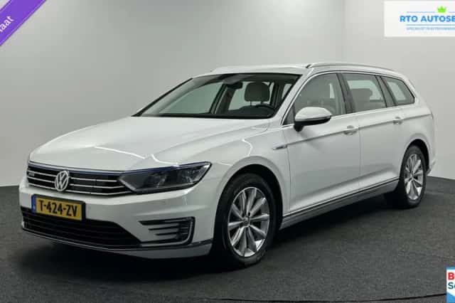 Volkswagen Passat (2016) thumbnail 1