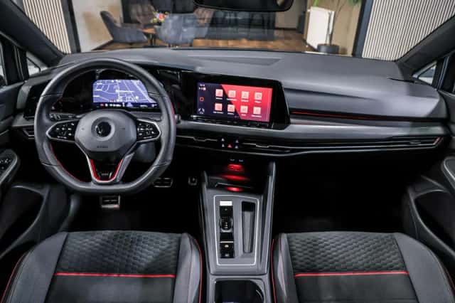Volkswagen Golf (2021) thumbnail 2