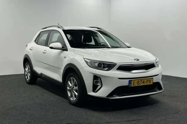 Kia Stonic (2021) thumbnail 3