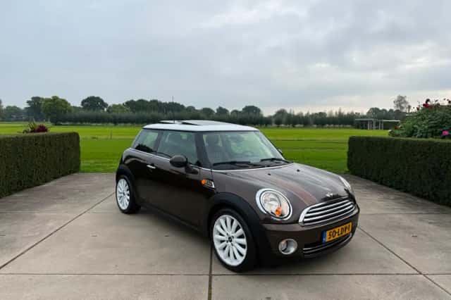 MINI Cooper (2010) thumbnail 2