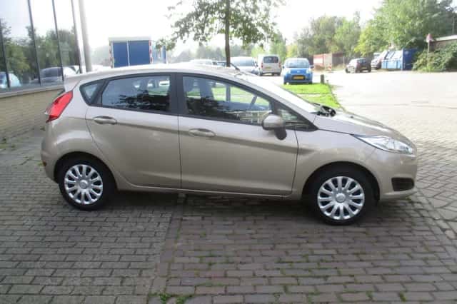 Ford Fiesta (2016) thumbnail 3