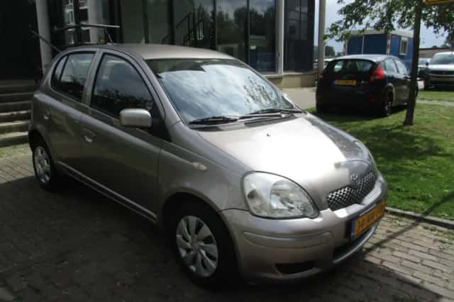 Toyota Yaris (2004) thumbnail 2