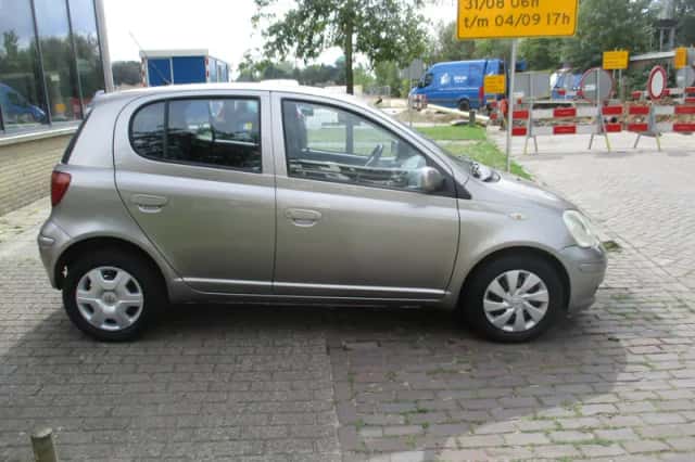 Toyota Yaris (2004) thumbnail 3