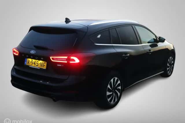 Ford Focus (2022) thumbnail 3