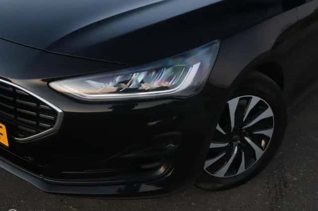 Ford Focus (2022) thumbnail 4