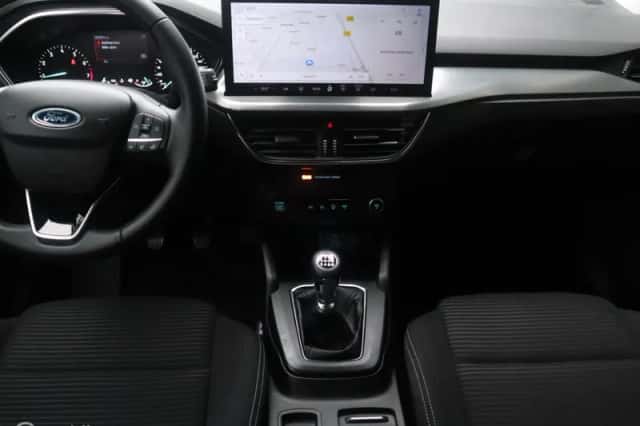 Ford Focus (2023) thumbnail 2