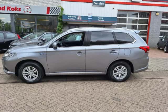 Mitsubishi Outlander (2020) thumbnail 2