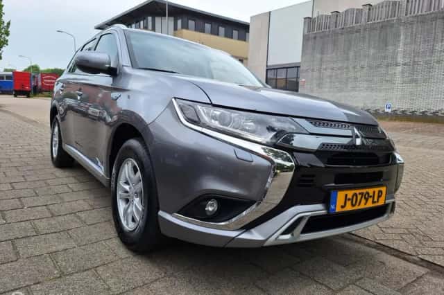 Mitsubishi Outlander (2020) thumbnail 3