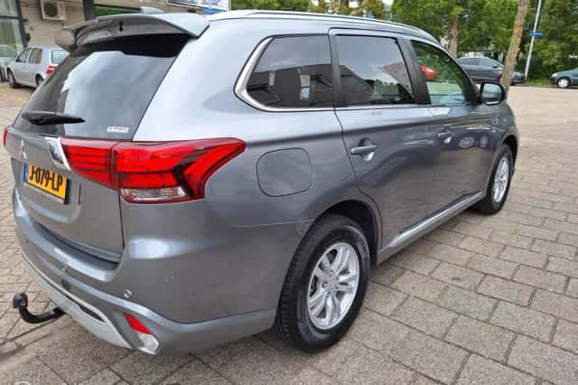 Mitsubishi Outlander (2020) thumbnail 5