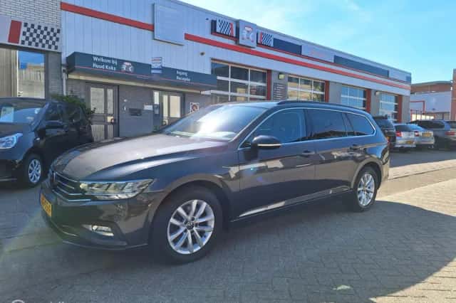 Volkswagen Passat (2023) thumbnail 3