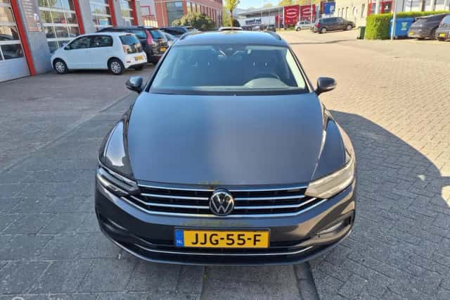 Volkswagen Passat (2023) thumbnail 4