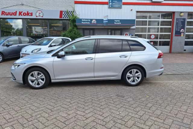 Volkswagen Golf (2021) thumbnail 2