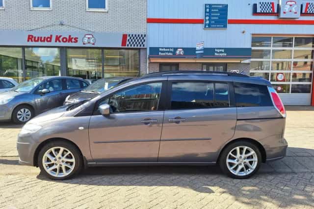 Mazda 5 (2009) thumbnail 2