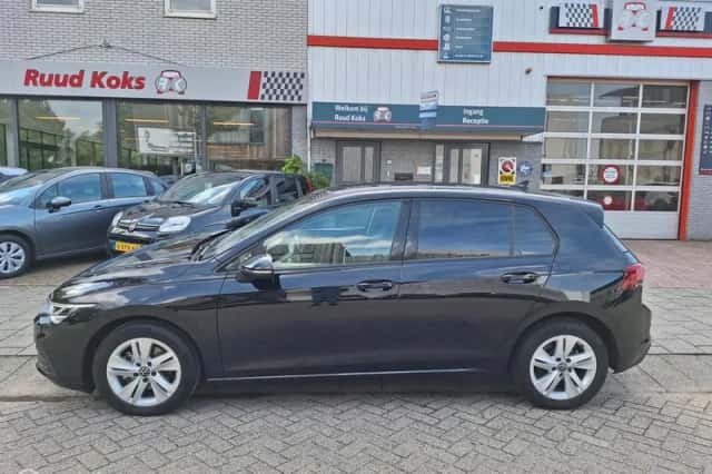 Volkswagen Golf (2022) thumbnail 2