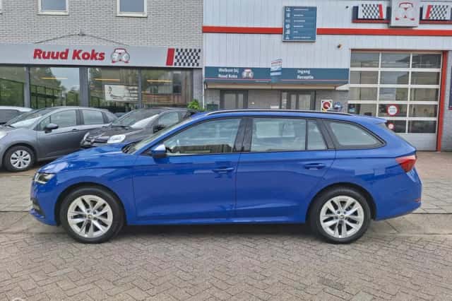 Škoda Octavia (2023) thumbnail 2