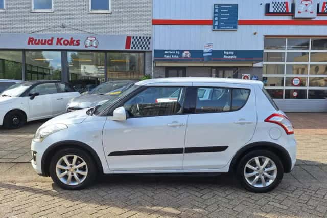 Suzuki Swift (2015) thumbnail 2