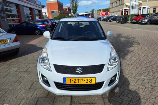 Suzuki Swift (2015) thumbnail 4
