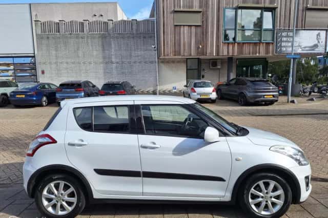 Suzuki Swift (2015) thumbnail 6