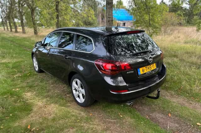 Opel Astra (2012) thumbnail 3
