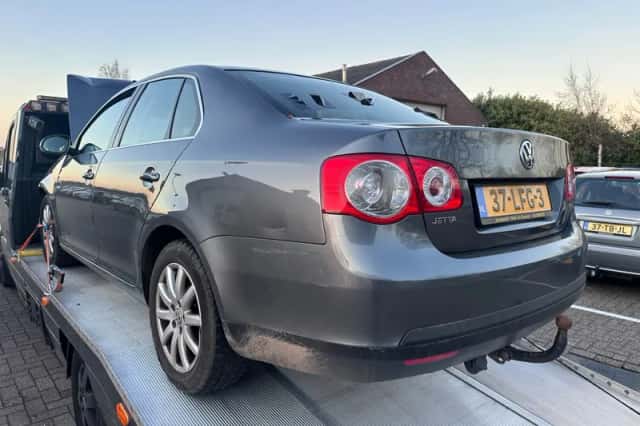 Volkswagen Jetta (2010) thumbnail 3