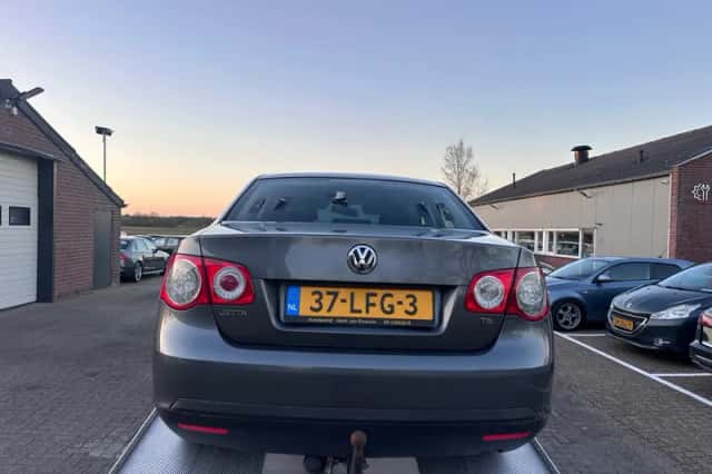 Volkswagen Jetta (2010) thumbnail 4