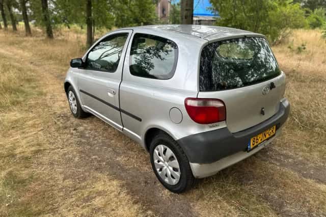 Toyota Yaris (2002) thumbnail 3
