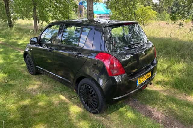 Suzuki Swift (2005) thumbnail 3