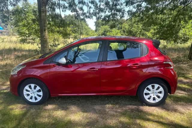 Peugeot 208 (2015) thumbnail 2