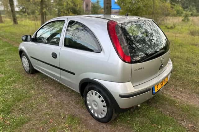 Opel Corsa (2005) thumbnail 3