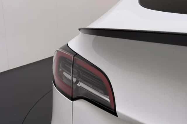 Tesla Model Y (2024) thumbnail 2
