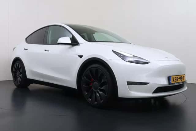 Tesla Model Y (2024) thumbnail 3
