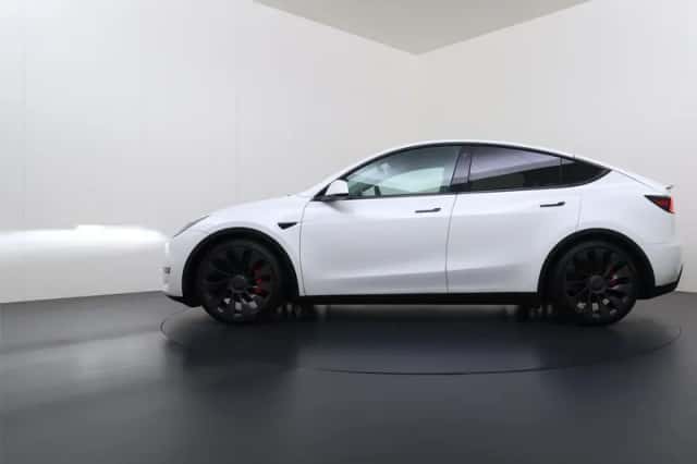 Tesla Model Y (2024) thumbnail 5