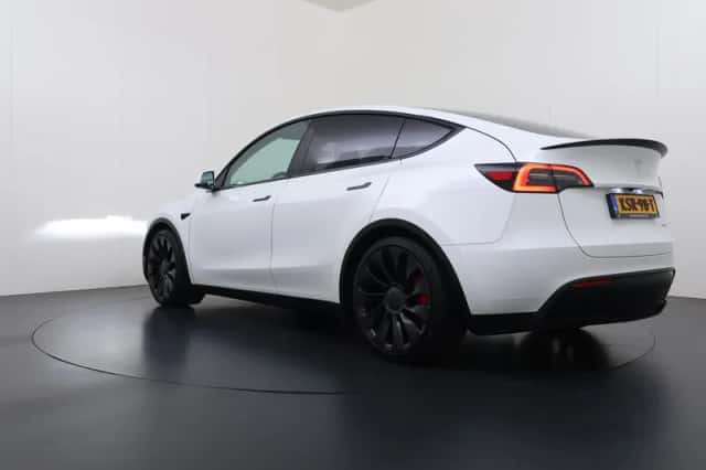 Tesla Model Y (2024) thumbnail 6