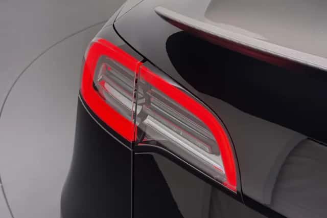 Tesla Model Y (2023) thumbnail 2