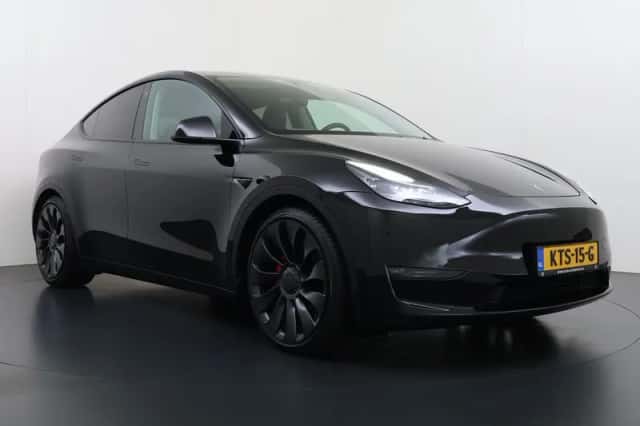 Tesla Model Y (2023) thumbnail 3