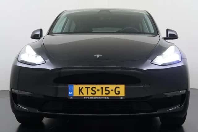 Tesla Model Y (2023) thumbnail 4