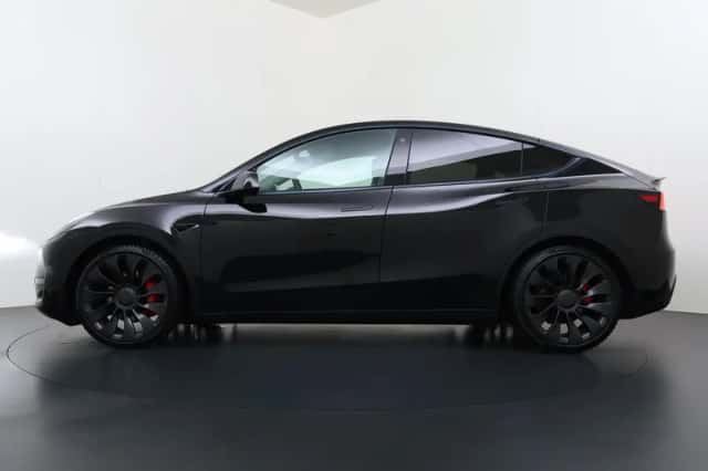 Tesla Model Y (2023) thumbnail 5