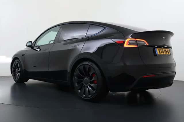 Tesla Model Y (2023) thumbnail 6