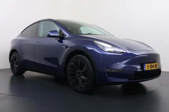 Tesla Model Y (2023) thumbnail 3