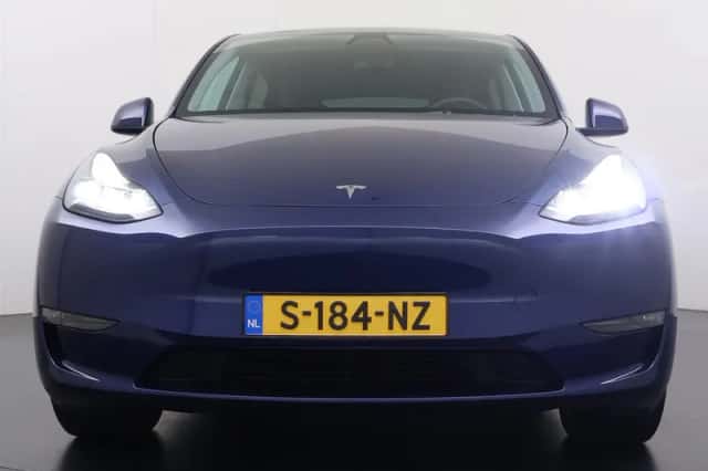 Tesla Model Y (2023) thumbnail 4