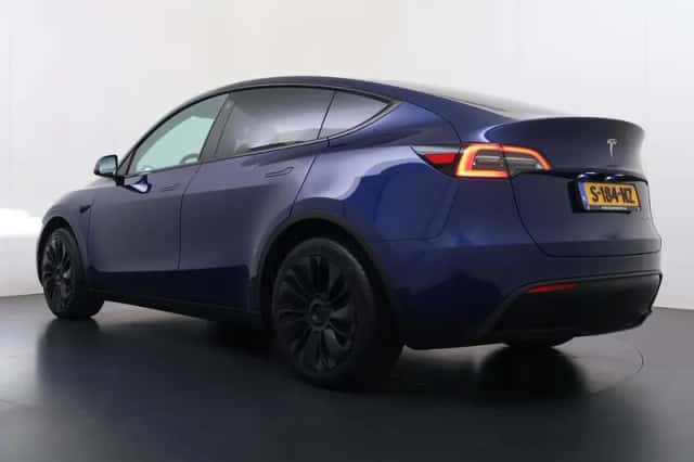 Tesla Model Y (2023) thumbnail 6