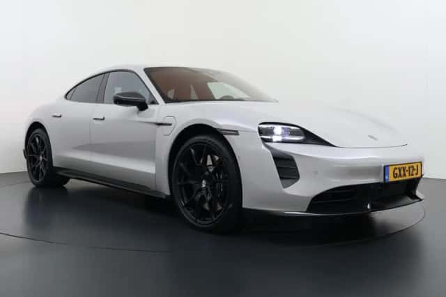 Porsche Taycan (2022) thumbnail 3