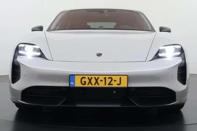 Porsche Taycan (2022) thumbnail 4