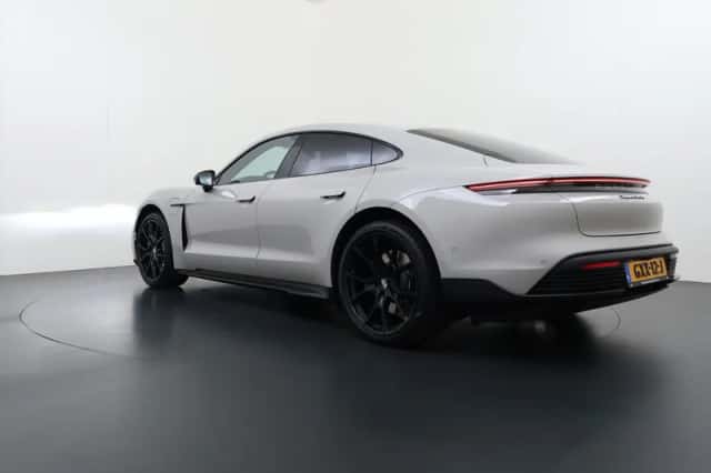Porsche Taycan (2022) thumbnail 6