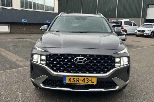 Hyundai Santa Fe (2022) thumbnail 2